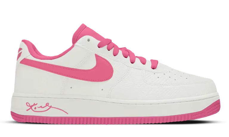 【2026年 春 発売予定】Kobe Bryant × NIKE AIR FORCE 1 LOW PROTRO QS “Sail/Pinksicle” (コービー・ブライアント ナイキ エア フォース 1 ロー プロトロ “セイル/ピンクシクル”) [HV9409-100]