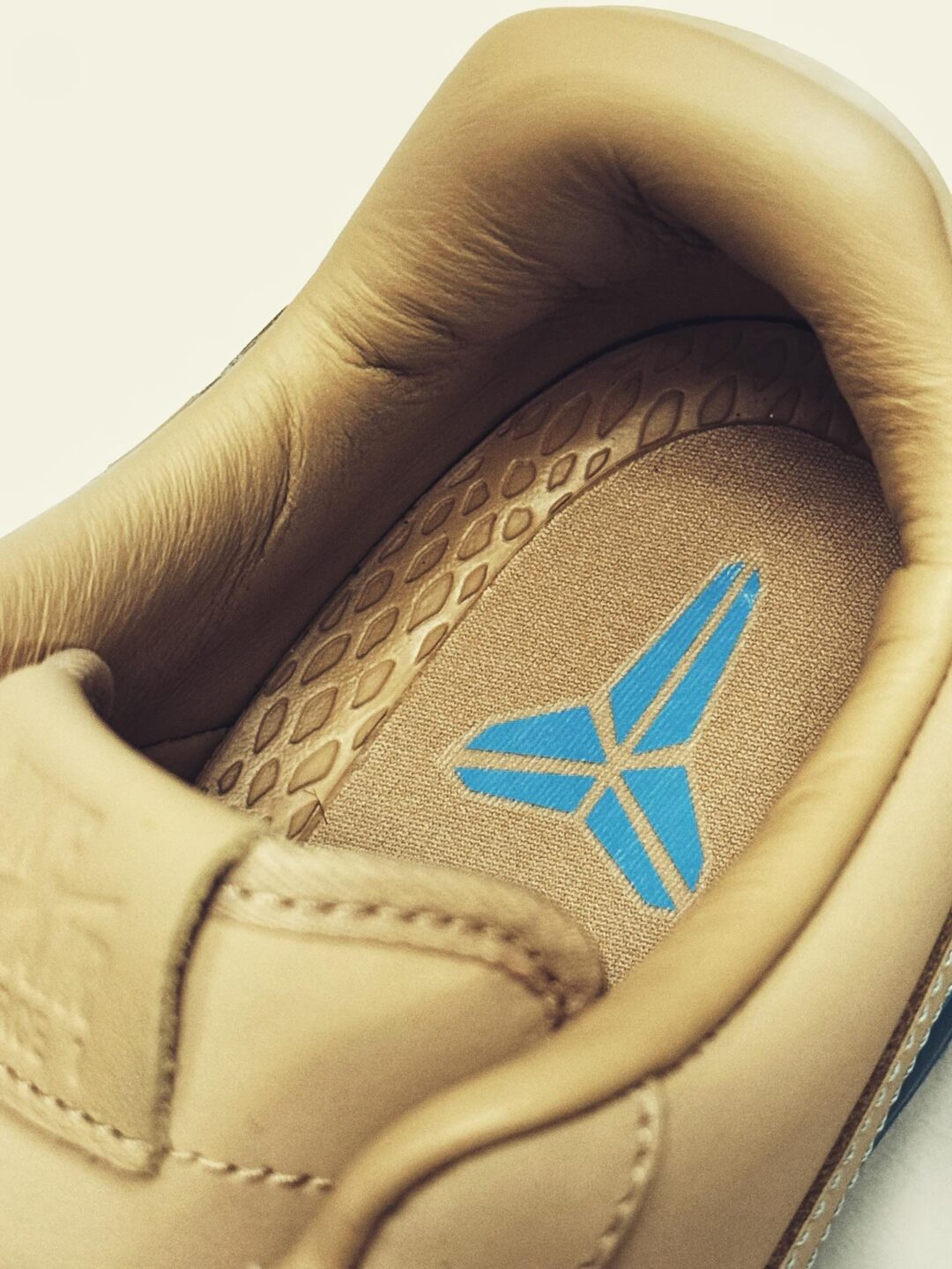 【2025年 11/24 発売】Kobe Bryant × NIKE AIR FORCE 1 LOW PROTRO QS “Linen/University Blue” (コービー・ブライアント ナイキ エア フォース 1 ロー プロトロ “リネン/ユニバーシティブルー”) [IH1018-200]