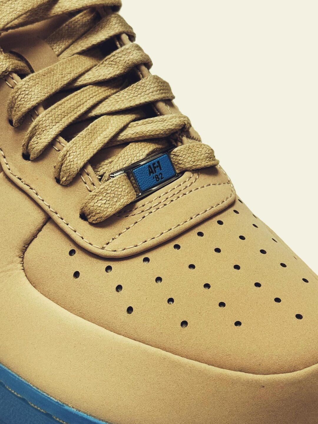 【2025年 11/24 発売】Kobe Bryant × NIKE AIR FORCE 1 LOW PROTRO QS “Linen/University Blue” (コービー・ブライアント ナイキ エア フォース 1 ロー プロトロ “リネン/ユニバーシティブルー”) [IH1018-200]