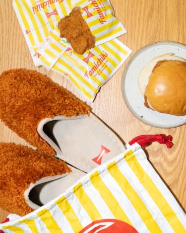 「ファミチキ」ルームシューズが発売！ファミチキの袋をイメージした専用のポーチ付き！