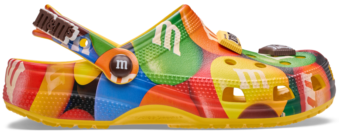 M&M’S x Crocs Classic Crogが2025年 10/10 発売 (エムアンドエムズ クロックス)