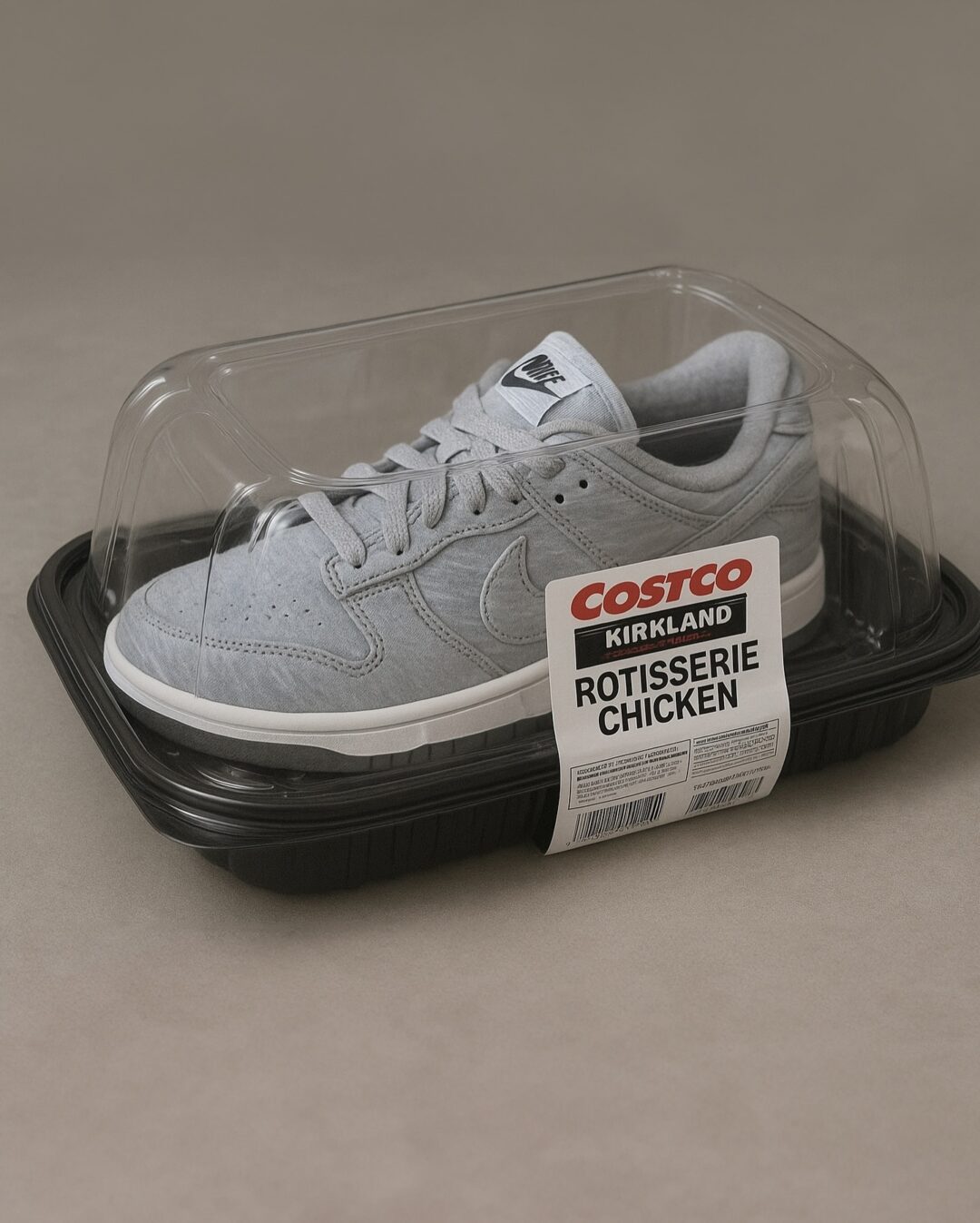 【2025年末 発売予定】Kirkland Signature × NIKE SB DUNK LOW PRO QS "Grey Fog" (カークランド シグネチャー ナイキ ダンク ロー プロ) [IF0673-001]