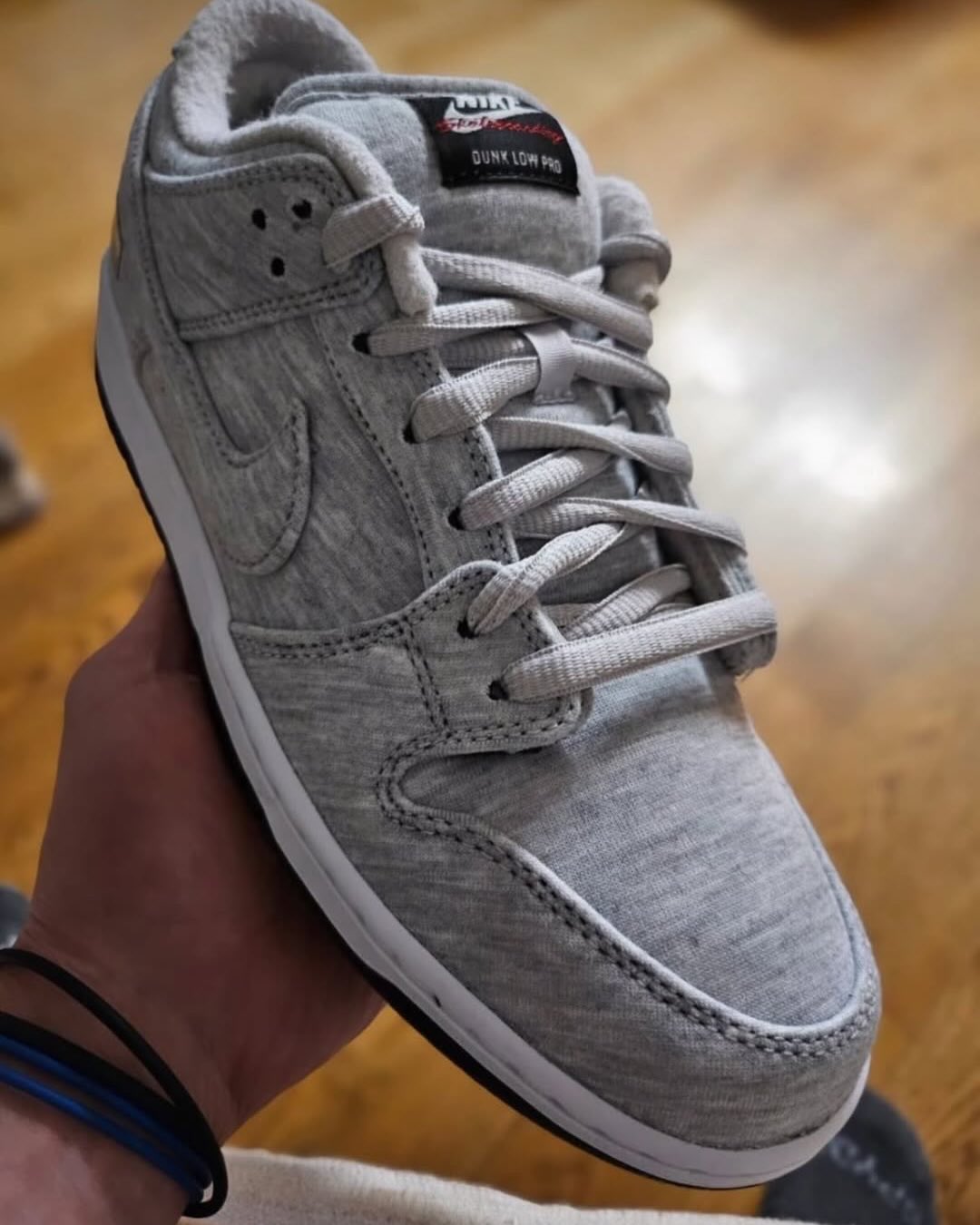 【2025年末 発売予定】Kirkland Signature × NIKE SB DUNK LOW PRO QS “Grey Fog” (カークランド シグネチャー ナイキ ダンク ロー プロ) [IF0673-001]