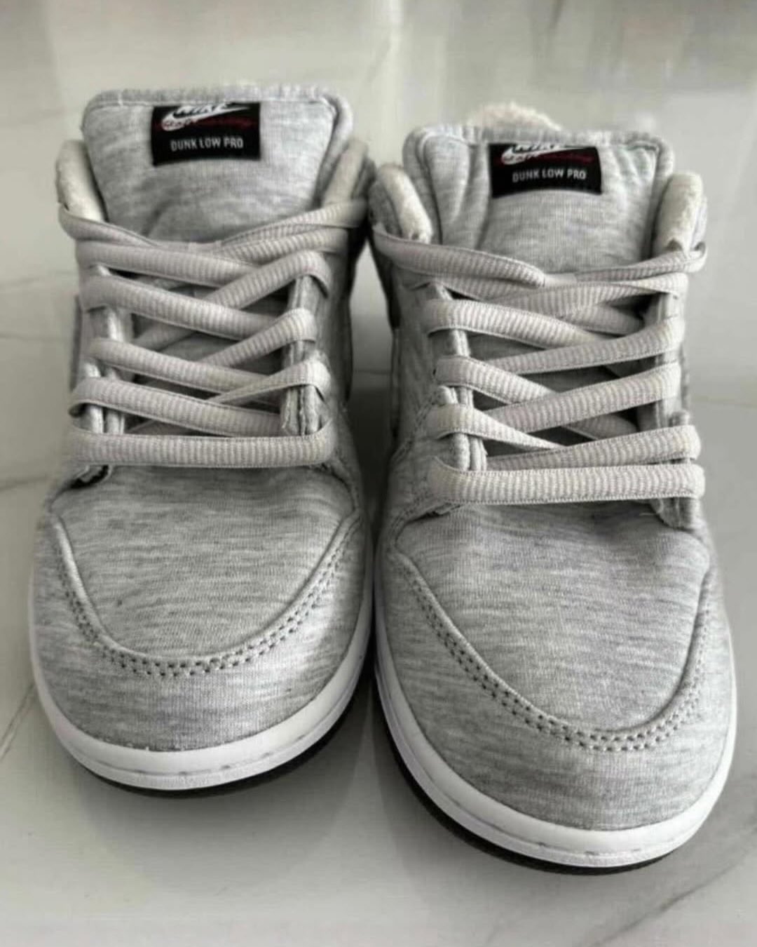 【2025年末 発売予定】Kirkland Signature × NIKE SB DUNK LOW PRO QS “Grey Fog” (カークランド シグネチャー ナイキ ダンク ロー プロ) [IF0673-001]
