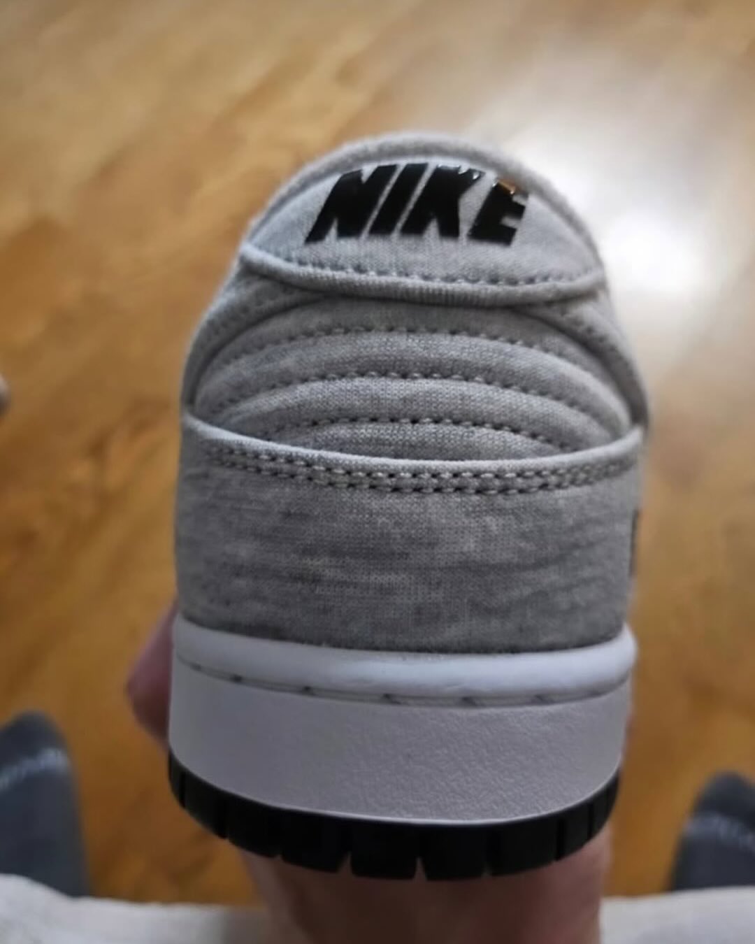 【2025年末 発売予定】Kirkland Signature × NIKE SB DUNK LOW PRO QS “Grey Fog” (カークランド シグネチャー ナイキ ダンク ロー プロ) [IF0673-001]