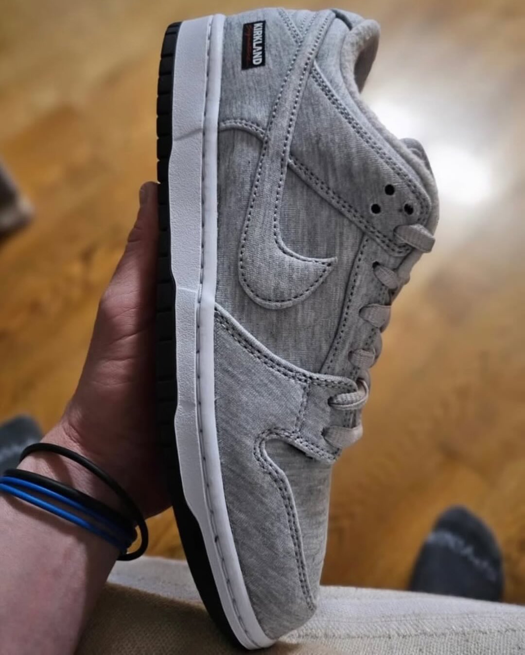 【2025年末 発売予定】Kirkland Signature × NIKE SB DUNK LOW PRO QS “Grey Fog” (カークランド シグネチャー ナイキ ダンク ロー プロ) [IF0673-001]