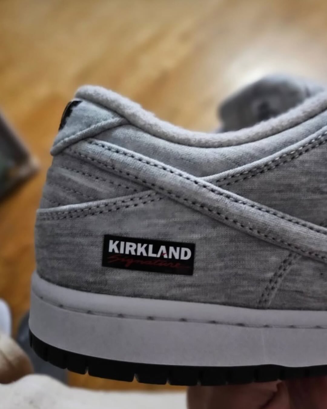 【2025年末 発売予定】Kirkland Signature × NIKE SB DUNK LOW PRO QS “Grey Fog” (カークランド シグネチャー ナイキ ダンク ロー プロ) [IF0673-001]