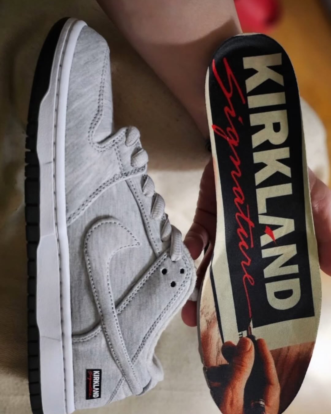 【2025年末 発売予定】Kirkland Signature × NIKE SB DUNK LOW PRO QS “Grey Fog” (カークランド シグネチャー ナイキ ダンク ロー プロ) [IF0673-001]