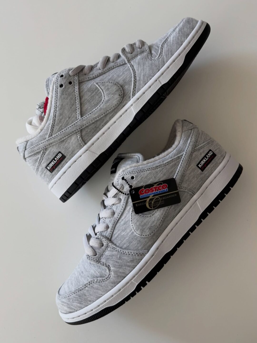 【2025年末 発売予定】Kirkland Signature × NIKE SB DUNK LOW PRO QS “Grey Fog” (カークランド シグネチャー ナイキ ダンク ロー プロ) [IF0673-001]