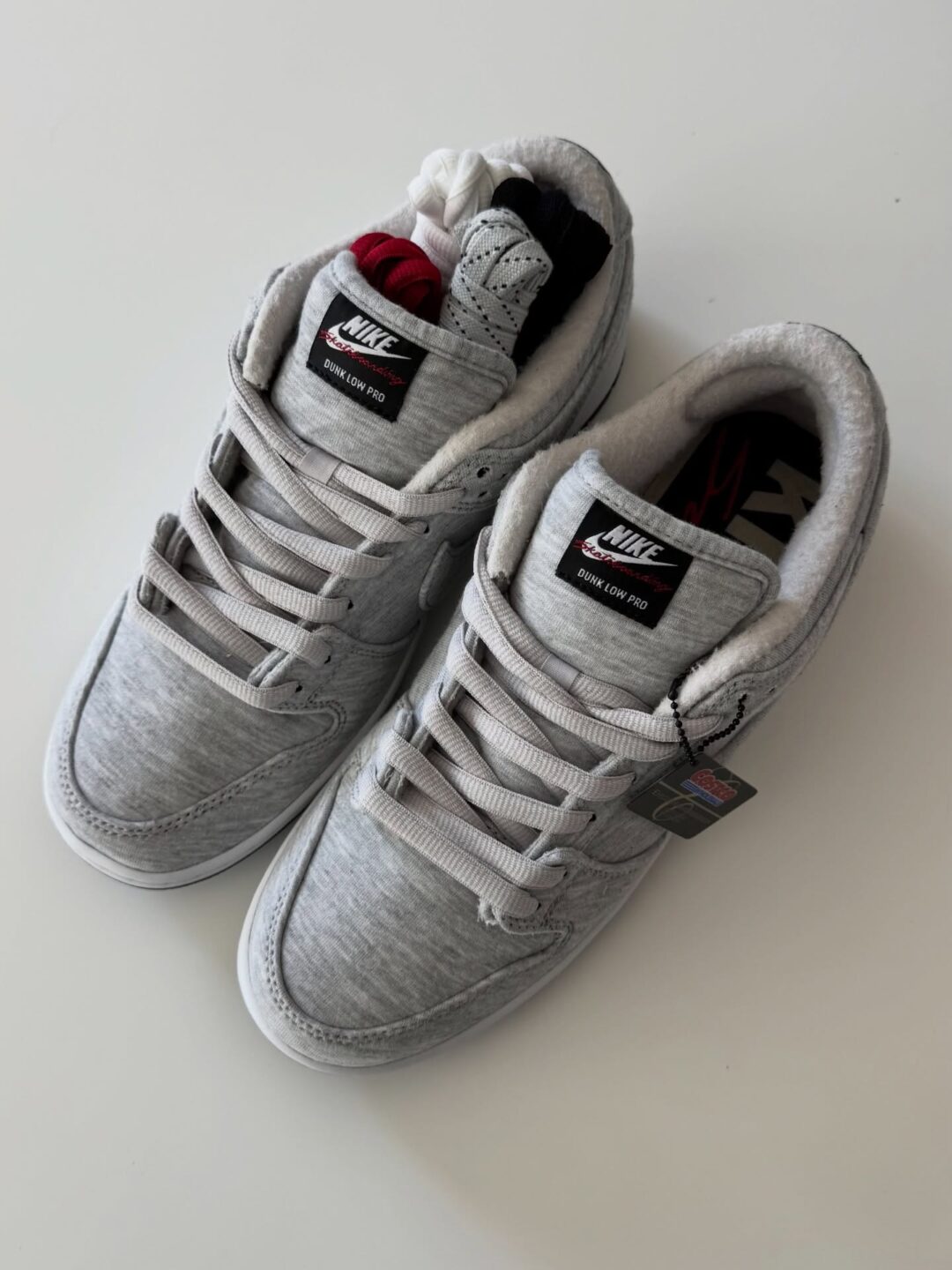 【2025年末 発売予定】Kirkland Signature × NIKE SB DUNK LOW PRO QS “Grey Fog” (カークランド シグネチャー ナイキ ダンク ロー プロ) [IF0673-001]