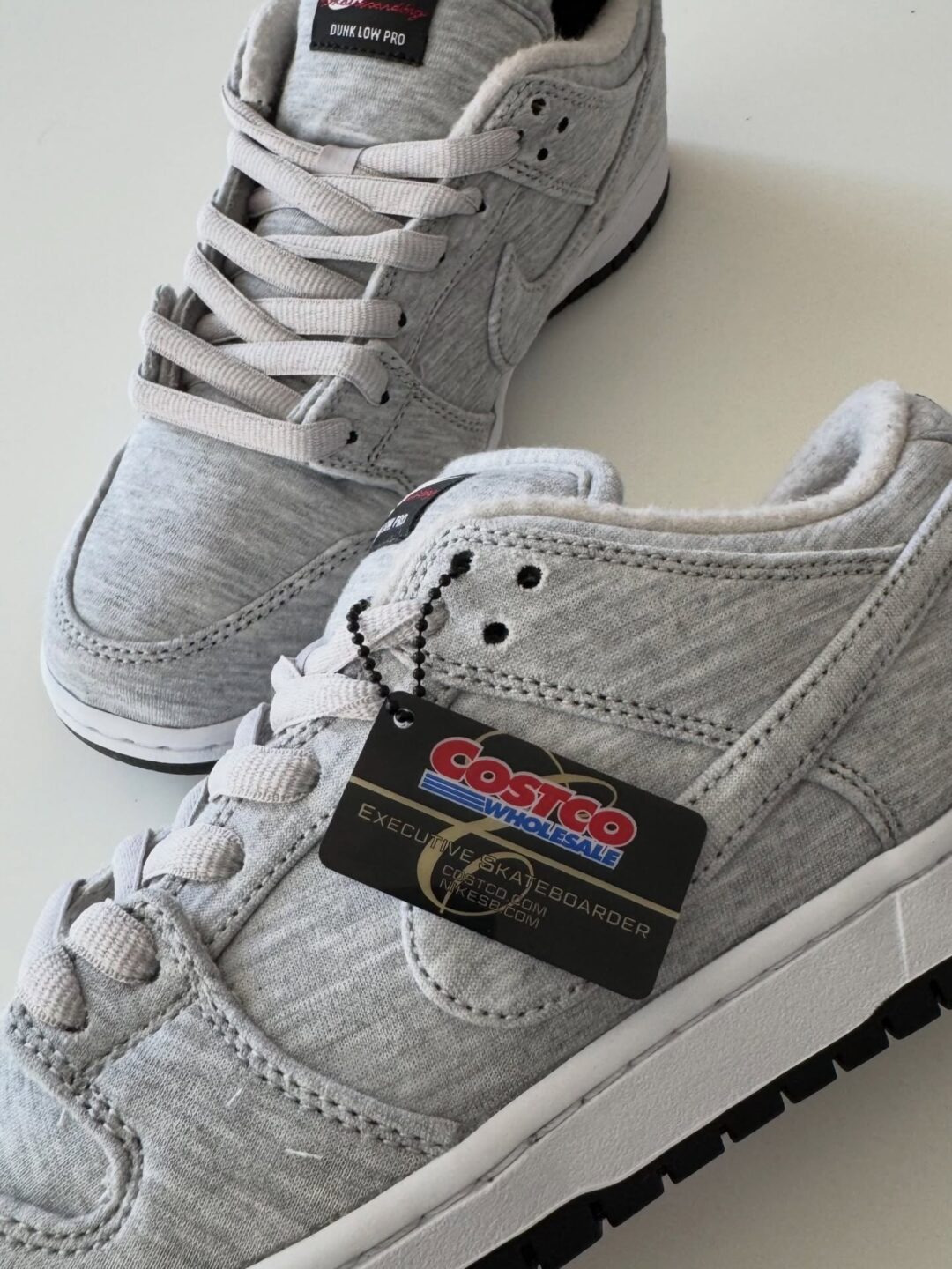 【2025年末 発売予定】Kirkland Signature × NIKE SB DUNK LOW PRO QS “Grey Fog” (カークランド シグネチャー ナイキ ダンク ロー プロ) [IF0673-001]