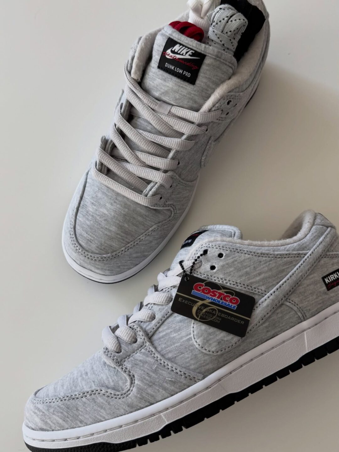 【2025年末 発売予定】Kirkland Signature × NIKE SB DUNK LOW PRO QS “Grey Fog” (カークランド シグネチャー ナイキ ダンク ロー プロ) [IF0673-001]