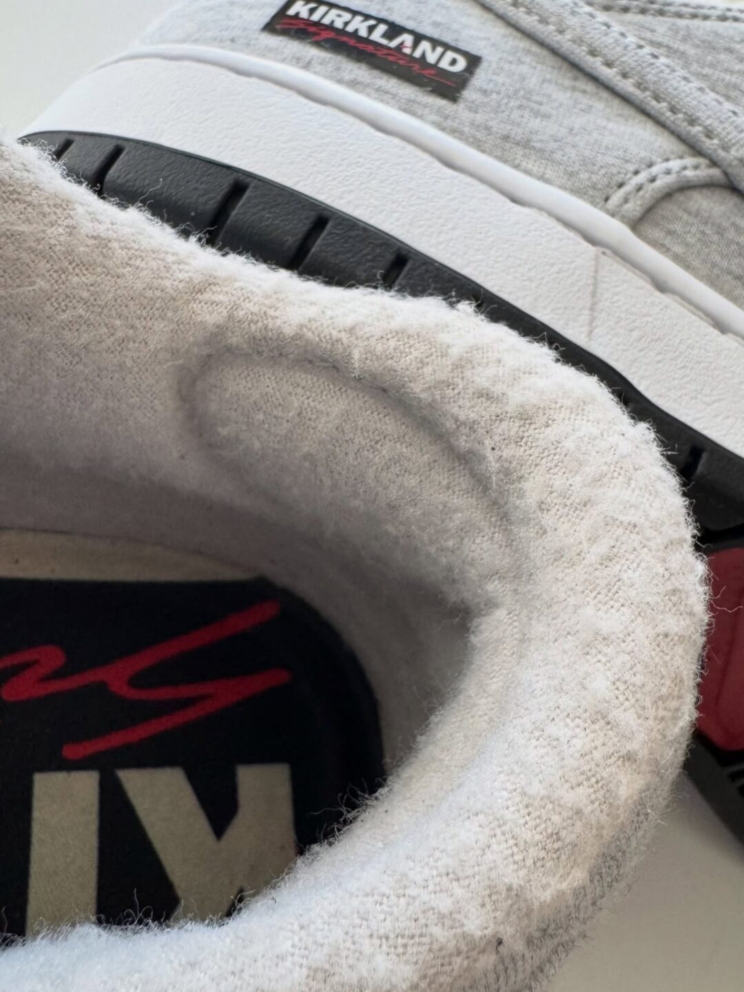 【2025年末 発売予定】Kirkland Signature × NIKE SB DUNK LOW PRO QS “Grey Fog” (カークランド シグネチャー ナイキ ダンク ロー プロ) [IF0673-001]