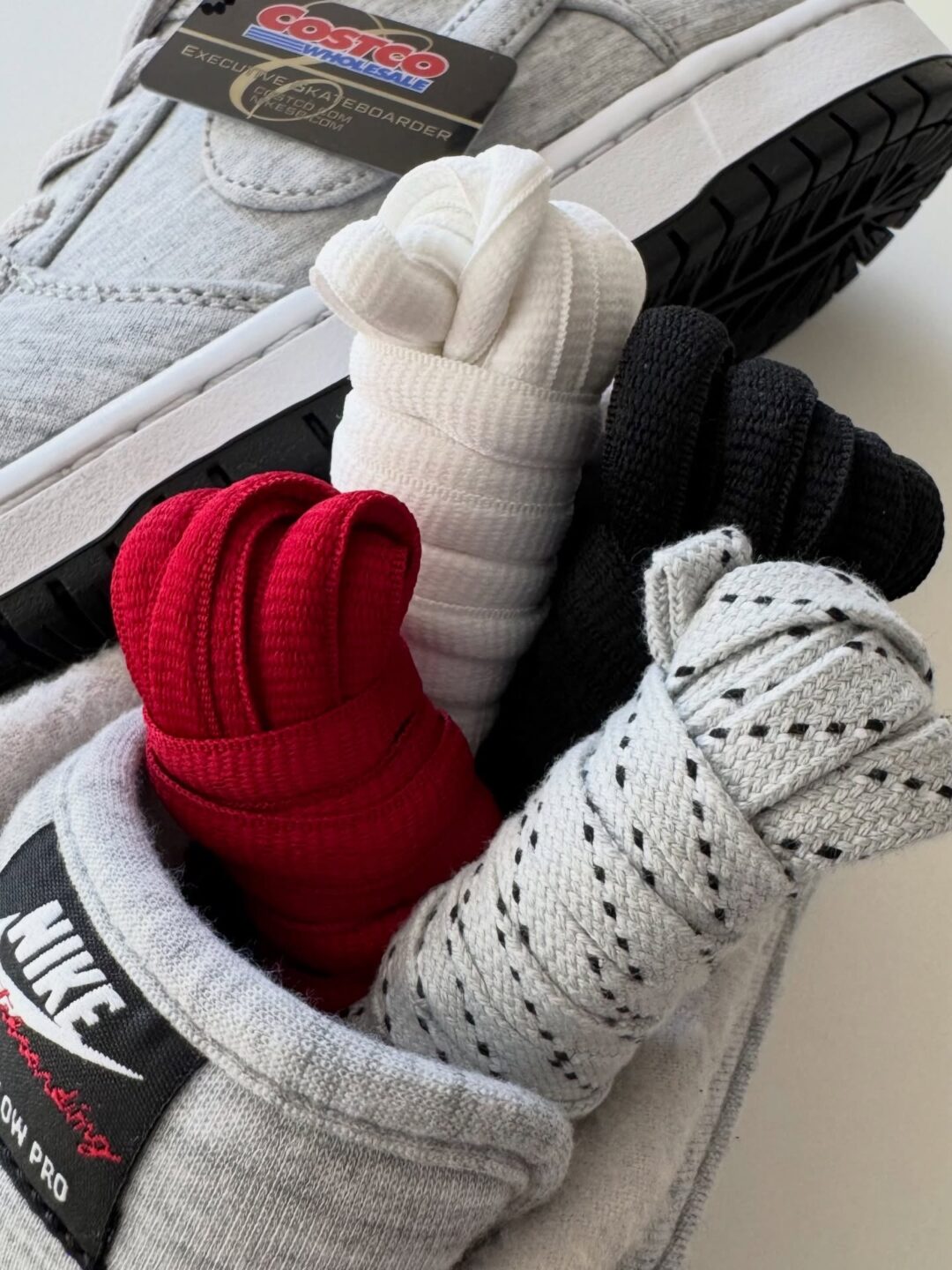 【2025年末 発売予定】Kirkland Signature × NIKE SB DUNK LOW PRO QS “Grey Fog” (カークランド シグネチャー ナイキ ダンク ロー プロ) [IF0673-001]