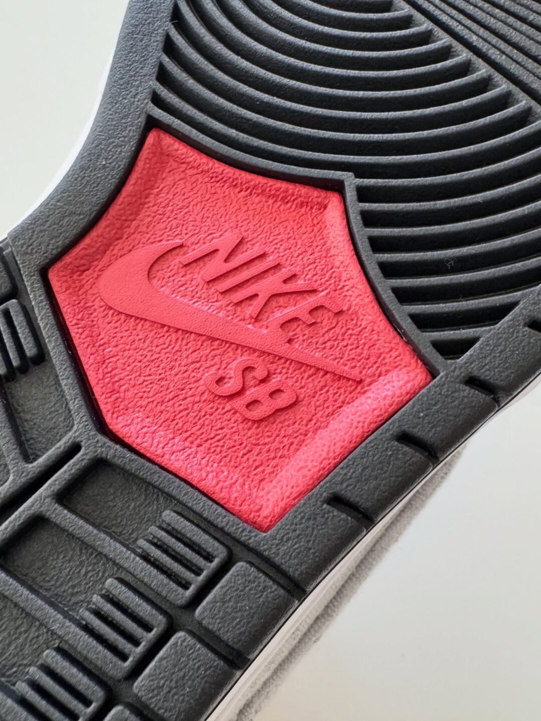 【2025年末 発売予定】Kirkland Signature × NIKE SB DUNK LOW PRO QS “Grey Fog” (カークランド シグネチャー ナイキ ダンク ロー プロ) [IF0673-001]