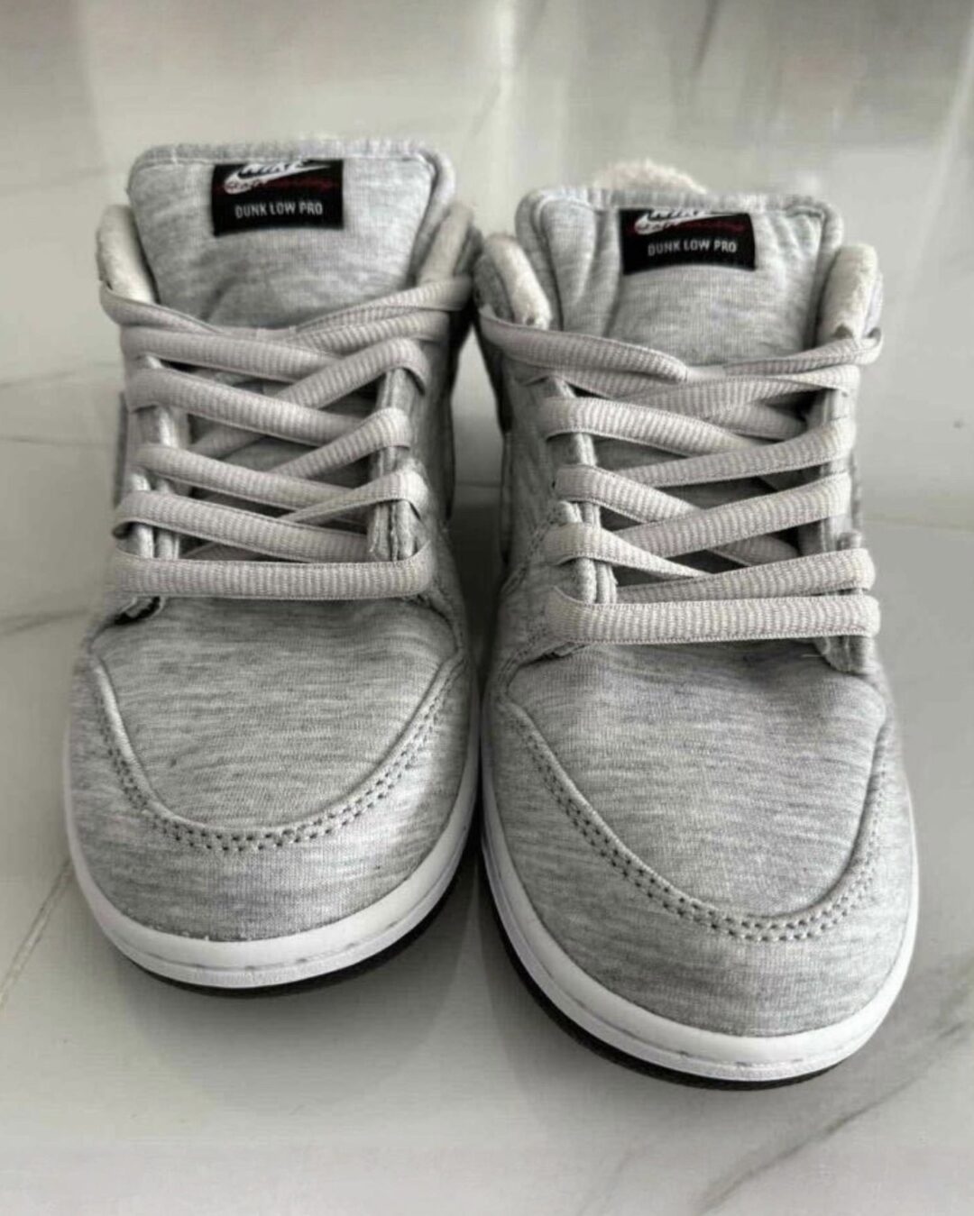 【2025年末 発売予定】Kirkland Signature × NIKE SB DUNK LOW PRO QS “Grey Fog” (カークランド シグネチャー ナイキ ダンク ロー プロ) [IF0673-001]