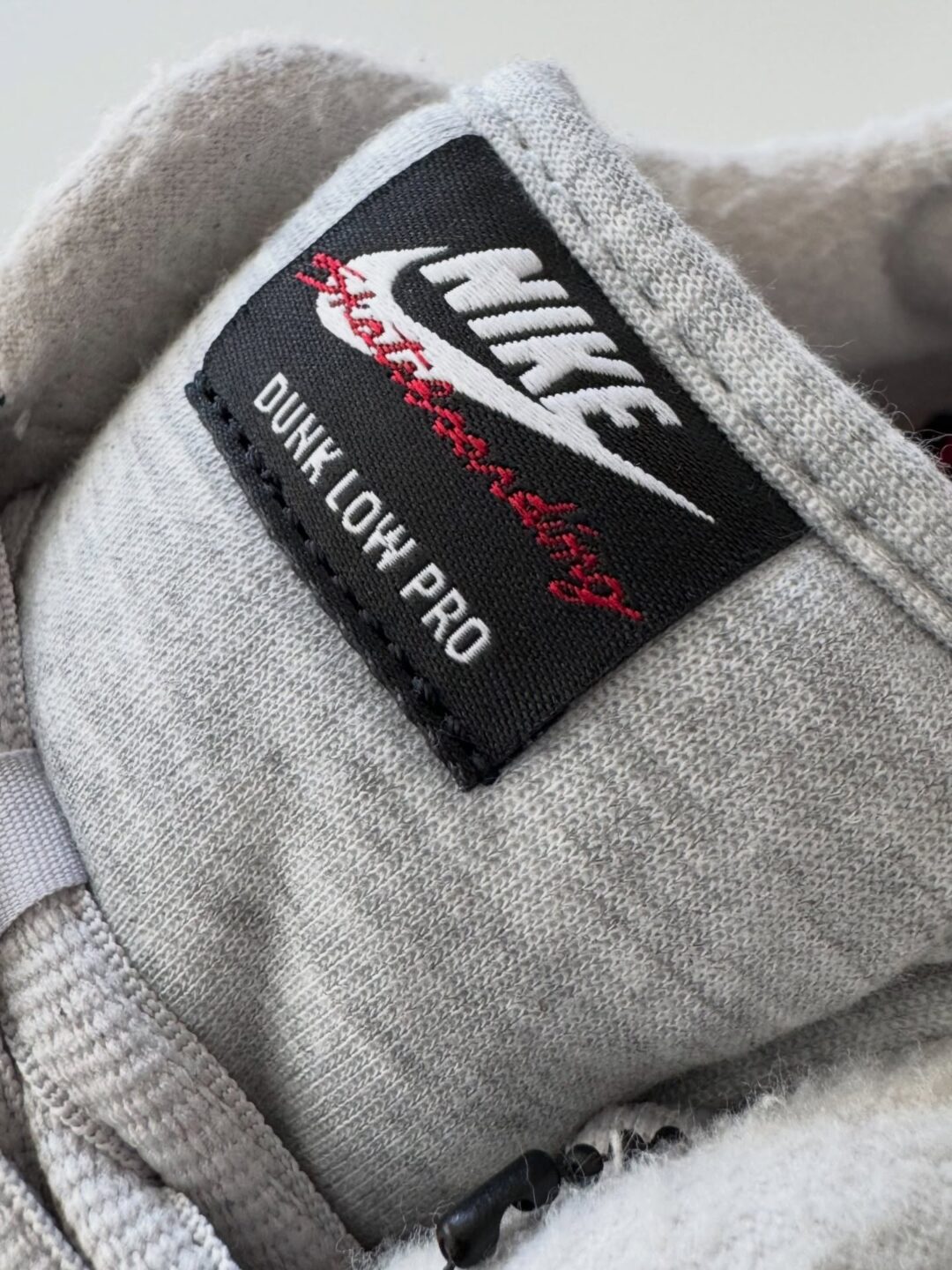 【2025年末 発売予定】Kirkland Signature × NIKE SB DUNK LOW PRO QS “Grey Fog” (カークランド シグネチャー ナイキ ダンク ロー プロ) [IF0673-001]