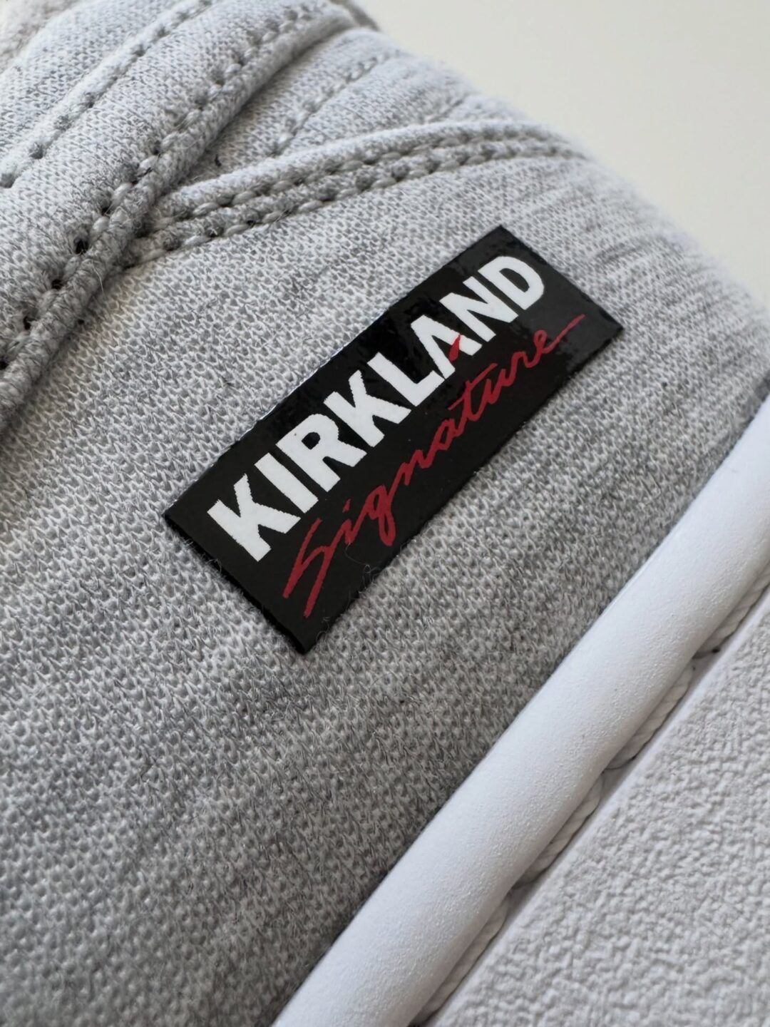 【2025年末 発売予定】Kirkland Signature × NIKE SB DUNK LOW PRO QS “Grey Fog” (カークランド シグネチャー ナイキ ダンク ロー プロ) [IF0673-001]
