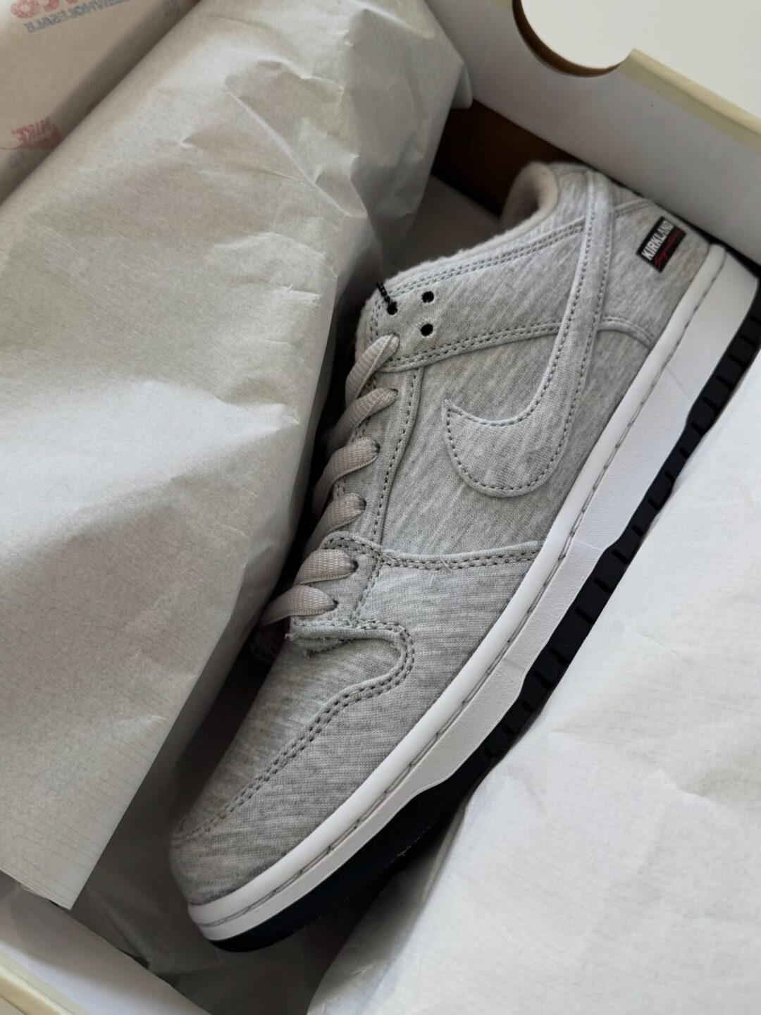 【2025年末 発売予定】Kirkland Signature × NIKE SB DUNK LOW PRO QS “Grey Fog” (カークランド シグネチャー ナイキ ダンク ロー プロ) [IF0673-001]