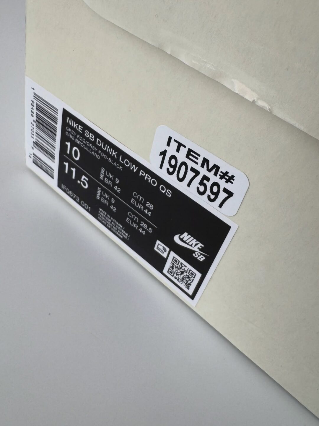 【2025年末 発売予定】Kirkland Signature × NIKE SB DUNK LOW PRO QS “Grey Fog” (カークランド シグネチャー ナイキ ダンク ロー プロ) [IF0673-001]