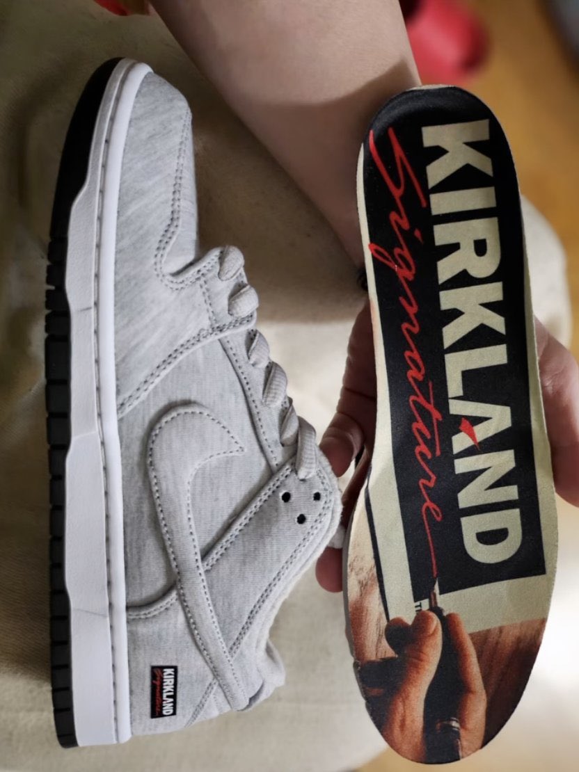 【2025年末 発売予定】Kirkland Signature × NIKE SB DUNK LOW PRO QS “Grey Fog” (カークランド シグネチャー ナイキ ダンク ロー プロ) [IF0673-001]