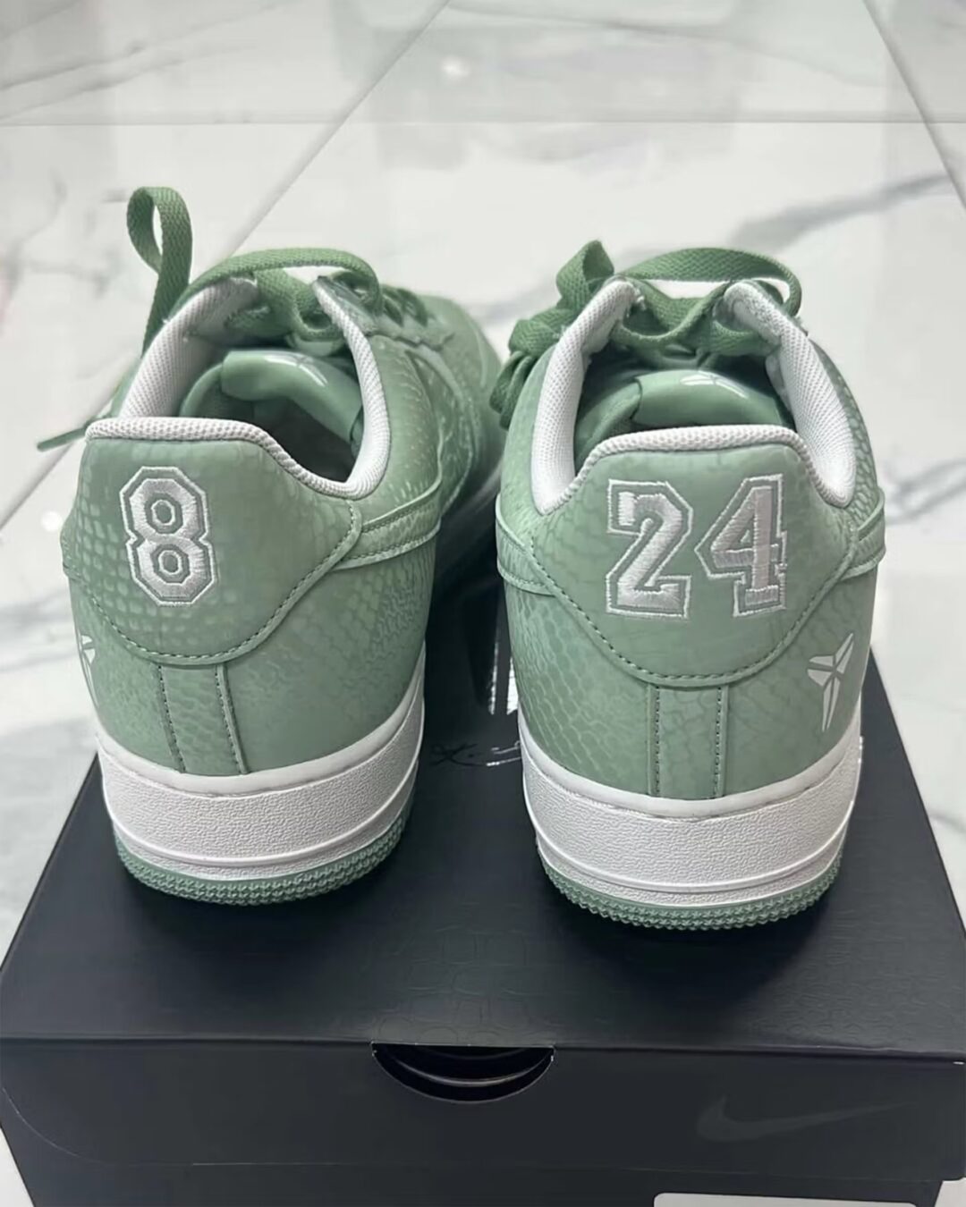 【2026年 夏 発売予定】Kobe Bryant × NIKE AIR FORCE 1 LOW QS “Steam/Summit White” (コービー・ブライアント ナイキ エア フォース 1 ロー “スチーム/サミットホワイト”) [IB0018-005]