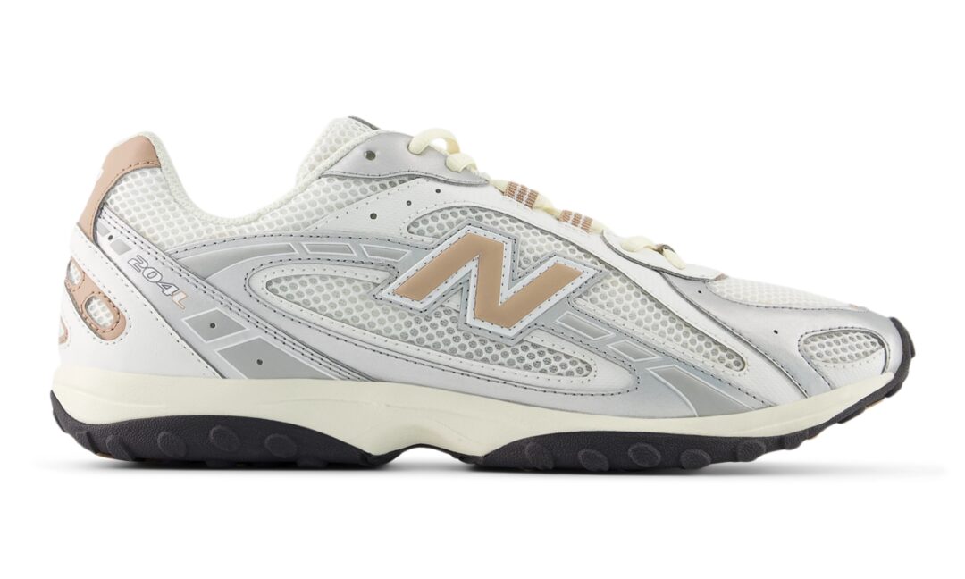 【2025年 発売予定】New Balance U204L SWA “Silver Metallic/Flat Taupe” (ニューバランス) [U204LSWA]