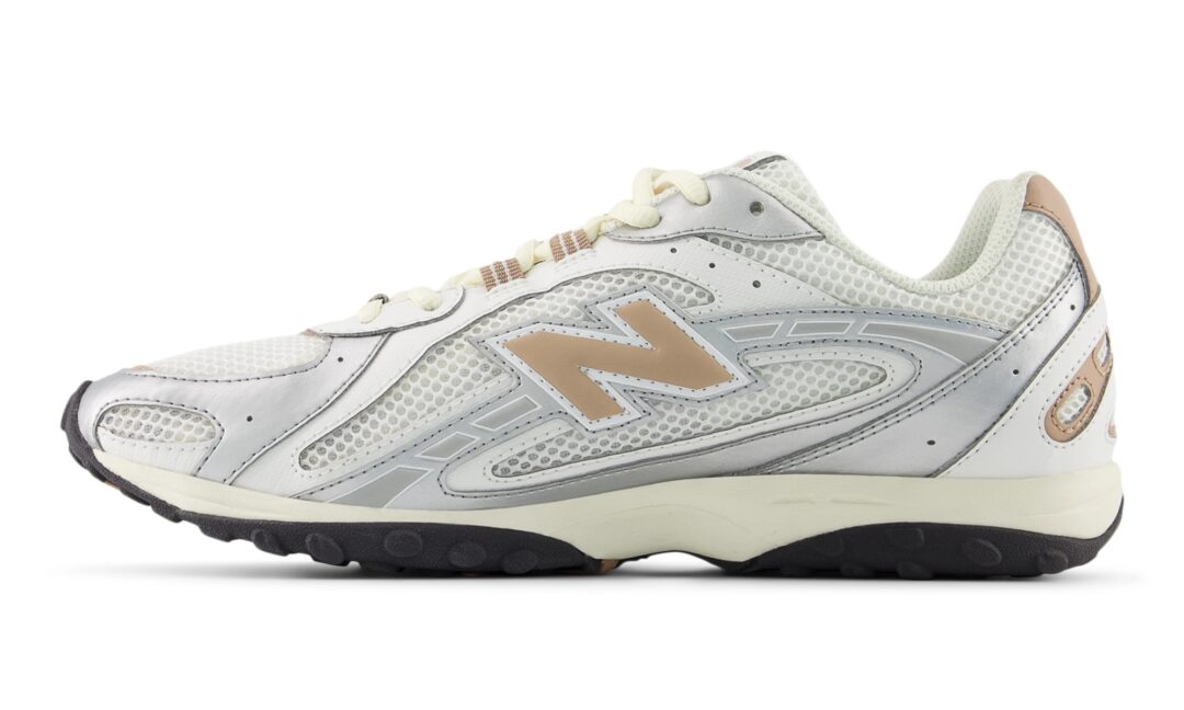 【2025年 発売予定】New Balance U204L SWA “Silver Metallic/Flat Taupe” (ニューバランス) [U204LSWA]