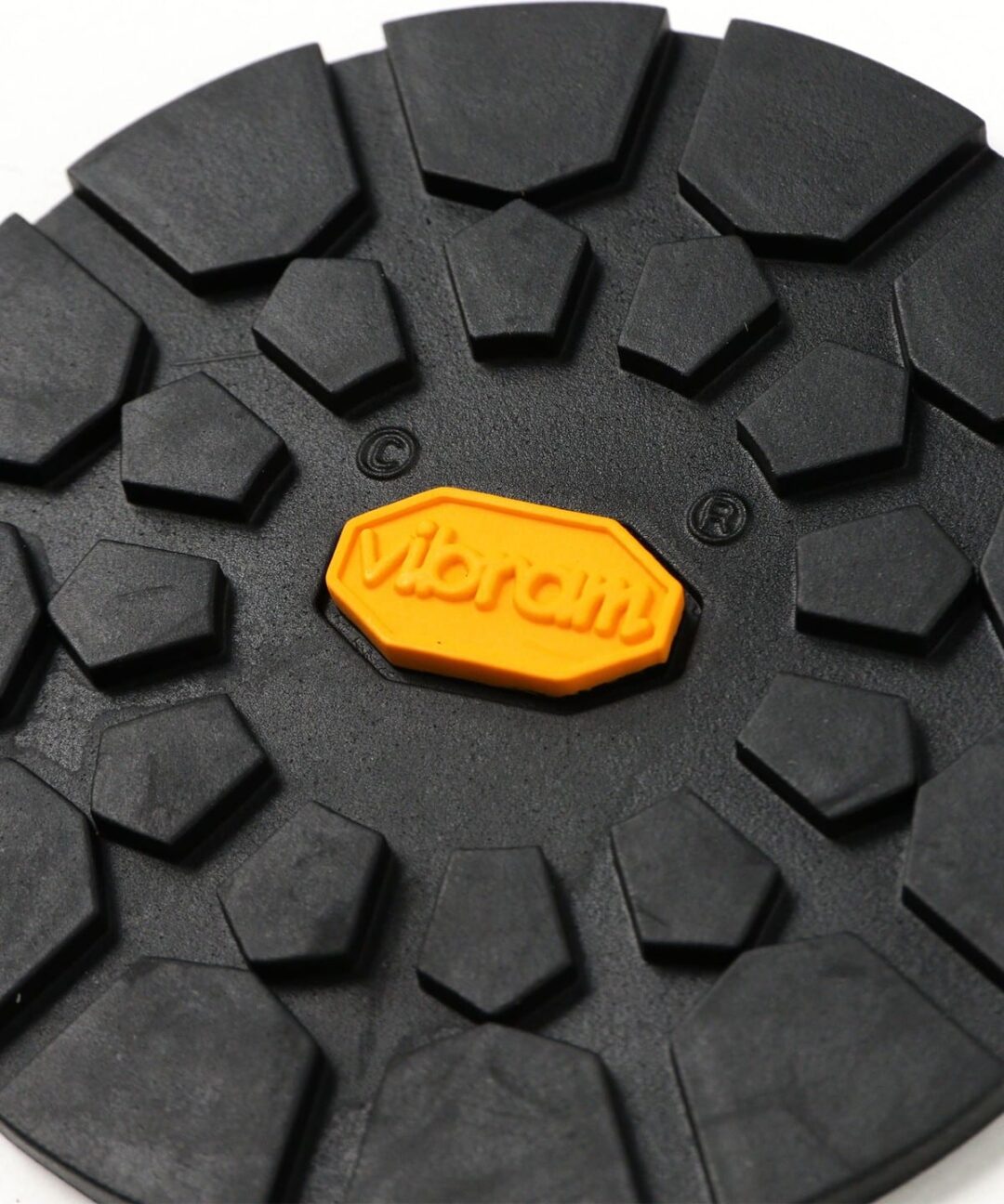 「Vibram / ビブラム」社がユニークな”ドアマット & コースター”を発売