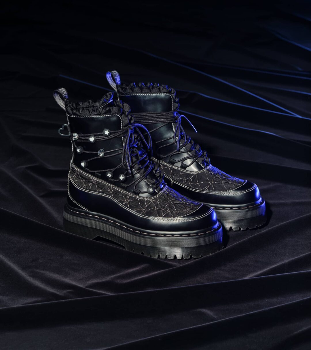 Dr. Martensからフェミニンさを引き立てるリボン柄やヒールループを組み合わせた新作ブーツコレクション「THE FRILL」が2025年 9/26 発売 (ドクターマーチン フリル コレクション)