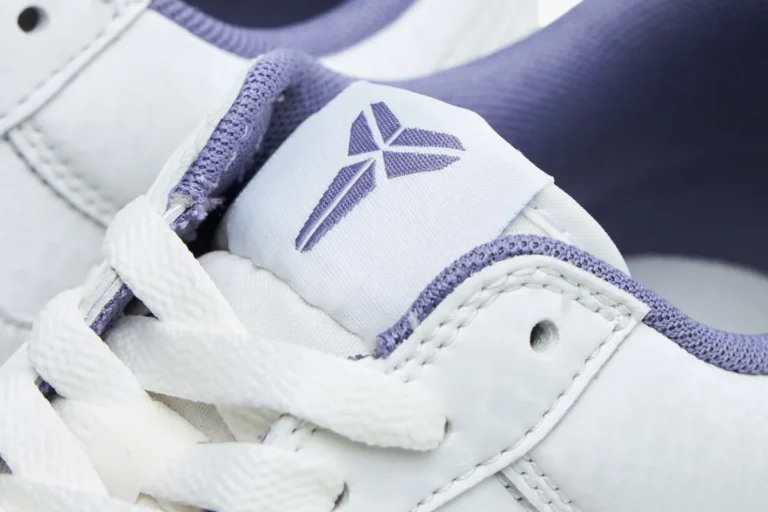 【2026年 5/15 発売予定】Kobe Bryant × NIKE AIR FORCE 1 LOW QS “Summit White/Daybreak” (コービー・ブライアント ナイキ エア フォース 1 ロー “サミットホワイト/デイブレイク”) [IB0018-102]