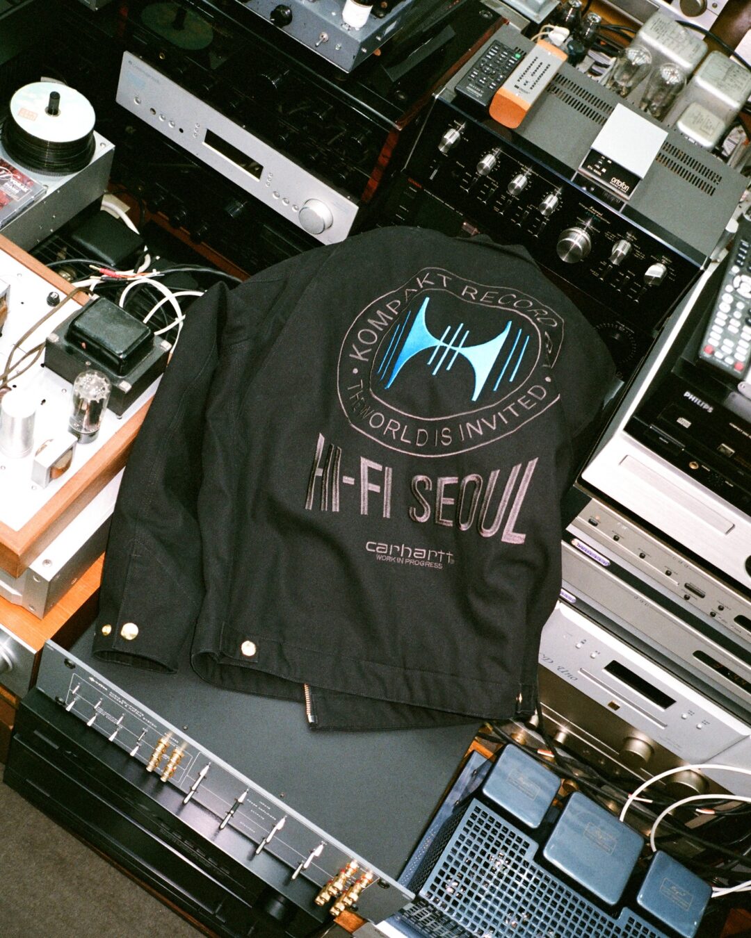 Carhartt WIP × Kompakt Record Bar 2025 FW コラボアイテムが9/19 発売 (カーハート ワークインプログレス コンパクト レコード バー 2025年 秋冬)