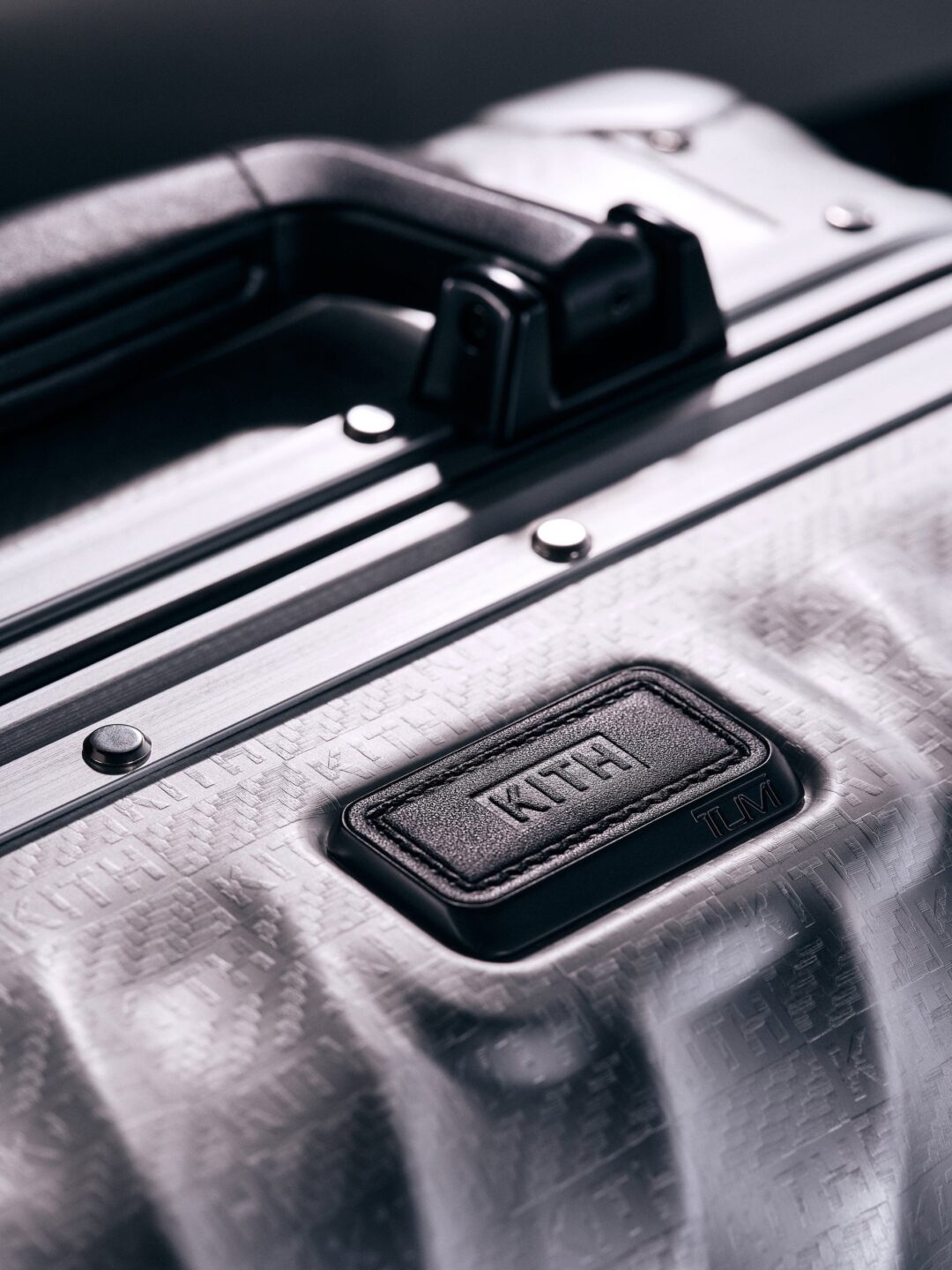 【Kith for TUMI 50th Anniversary】MONDAY PROGRAMが2025年 10/20 発売 (キス トゥミ マンデー プログラム)