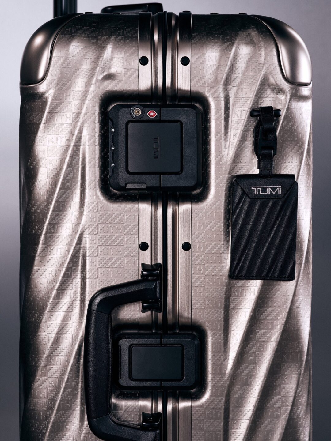【Kith for TUMI 50th Anniversary】MONDAY PROGRAMが2025年 10/20 発売 (キス トゥミ マンデー プログラム)