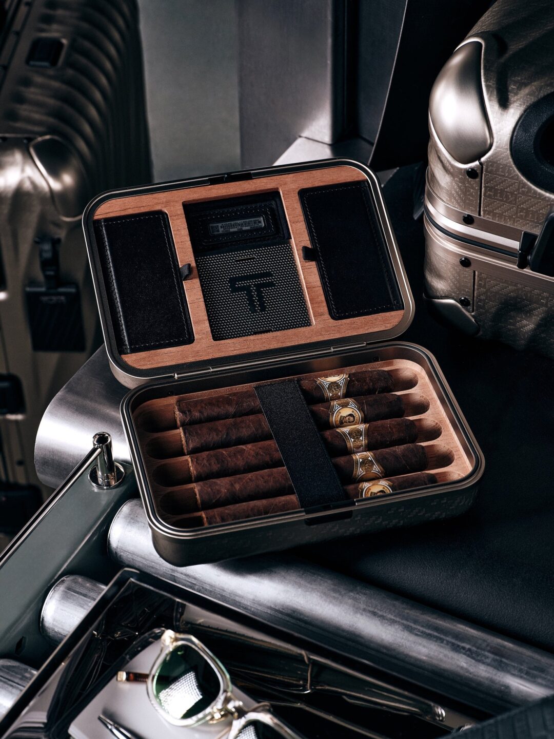 【Kith for TUMI 50th Anniversary】MONDAY PROGRAMが2025年 10/20 発売 (キス トゥミ マンデー プログラム)