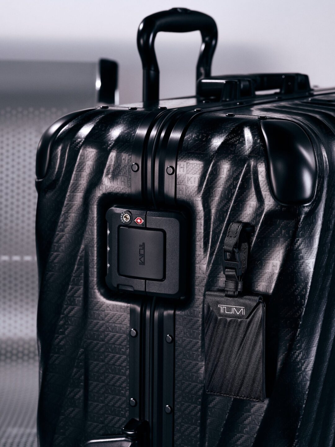 【Kith for TUMI 50th Anniversary】MONDAY PROGRAMが2025年 10/20 発売 (キス トゥミ マンデー プログラム)