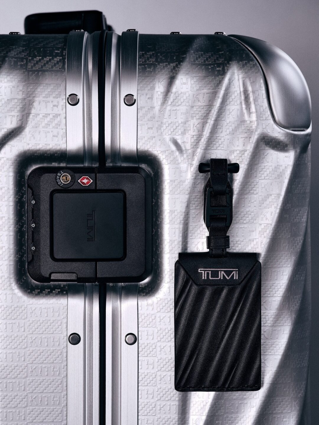 【Kith for TUMI 50th Anniversary】MONDAY PROGRAMが2025年 10/20 発売 (キス トゥミ マンデー プログラム)