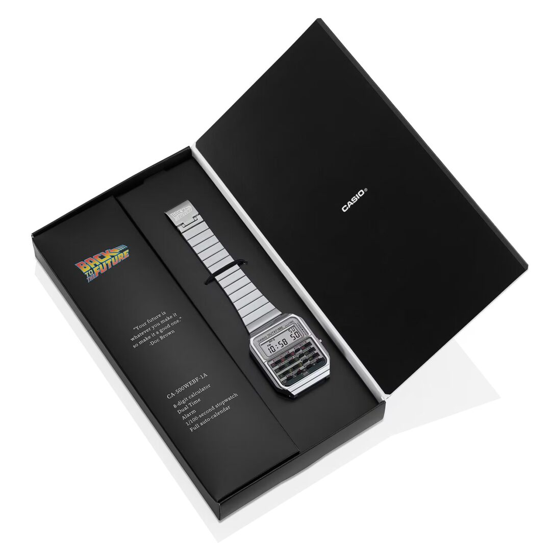 「バック・トゥ・ザ・フューチャー」× CASIO コラボレーションモデル「CA-500WEBF-1AJR」が2025年 10/21 発売 (Back to the Future カシオ)