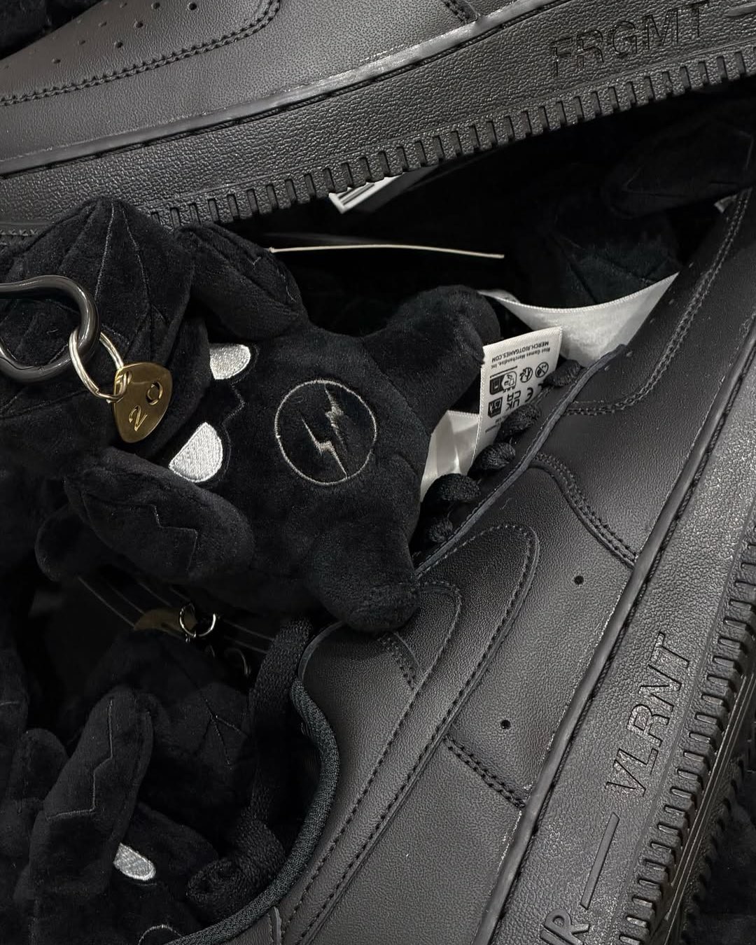 VALORANT x FRAGMENT × NIKE AIR FORCE 1 LOW “Triple Black” (ヴァロラント フラグメント ナイキ エア フォース 1 ロー “トリプルブラック”)
