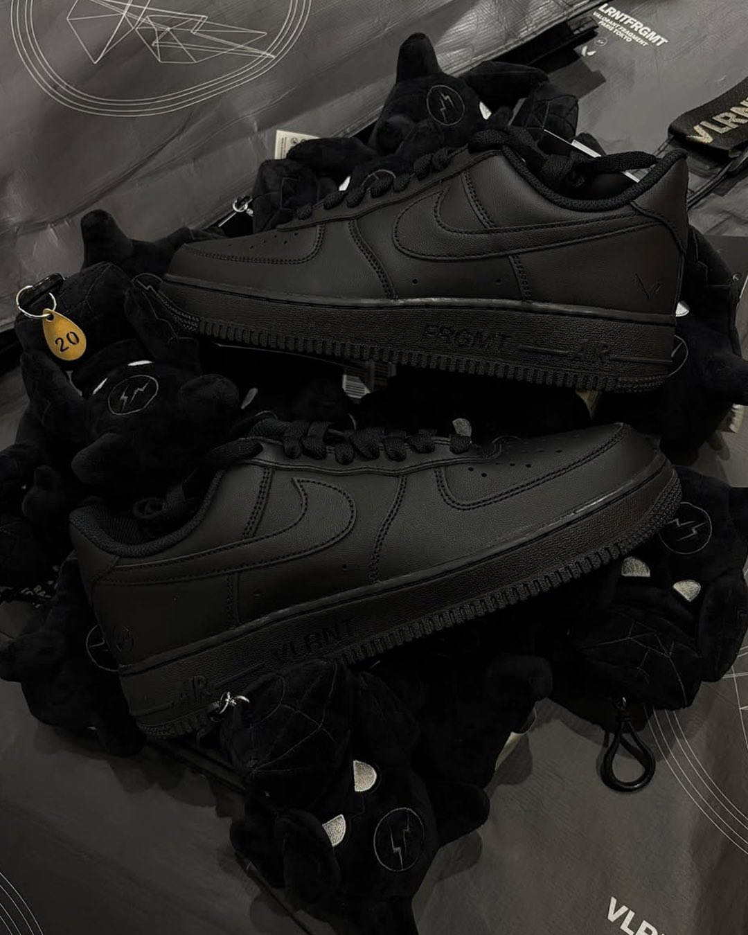 VALORANT x FRAGMENT × NIKE AIR FORCE 1 LOW “Triple Black” (ヴァロラント フラグメント ナイキ エア フォース 1 ロー “トリプルブラック”)