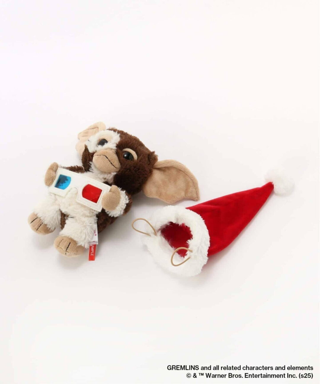 サンタの格好をしたグレムリン ギズモ ヌイグルミ “GREMLINS × NICI × JSF SANTA GIZMO DOLL with Pillow and 3D Glasses”が2025年 11月中旬 発売 (ニキ)