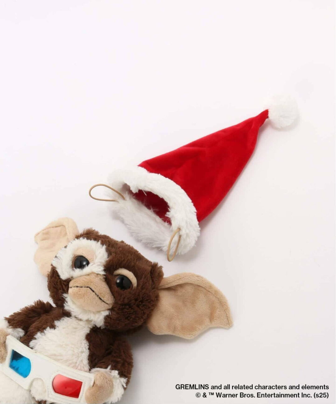 サンタの格好をしたグレムリン ギズモ ヌイグルミ “GREMLINS × NICI × JSF SANTA GIZMO DOLL with Pillow and 3D Glasses”が2025年 11月中旬 発売 (ニキ)