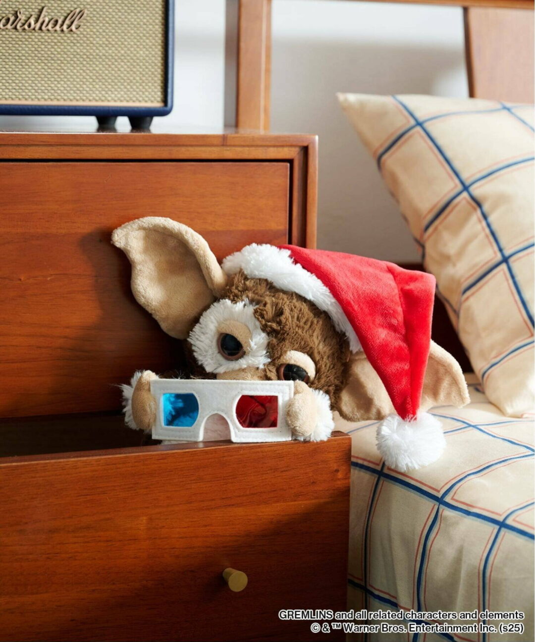 サンタの格好をしたグレムリン ギズモ ヌイグルミ “GREMLINS × NICI × JSF SANTA GIZMO DOLL with Pillow and 3D Glasses”が2025年 11月中旬 発売 (ニキ)
