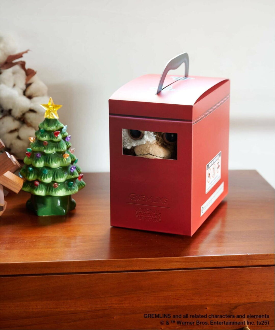サンタの格好をしたグレムリン ギズモ ヌイグルミ “GREMLINS × NICI × JSF SANTA GIZMO DOLL with Pillow and 3D Glasses”が2025年 11月中旬 発売 (ニキ)