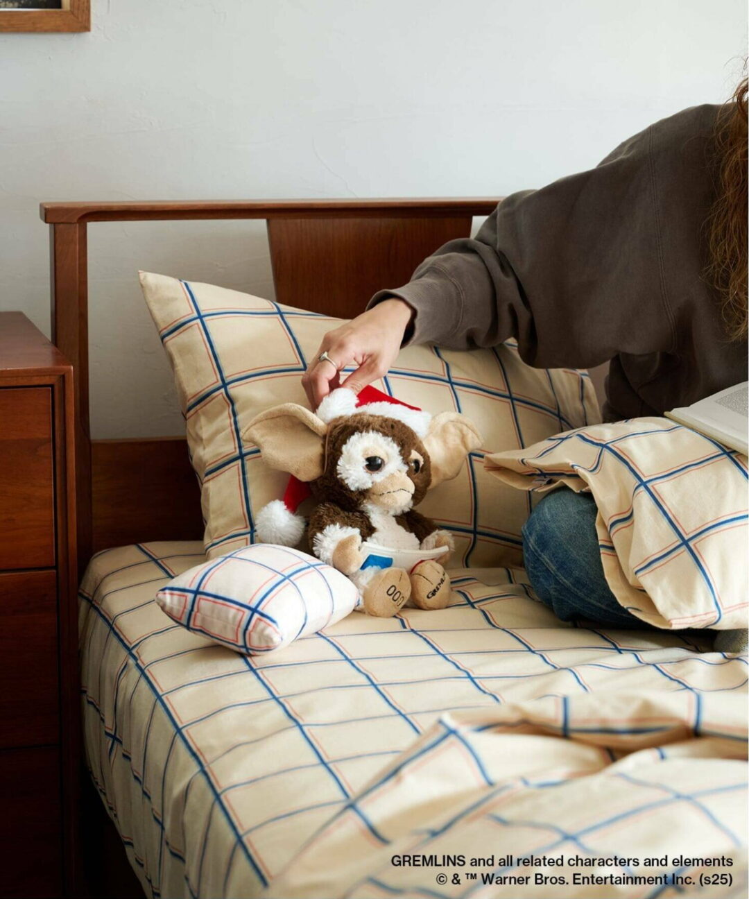 サンタの格好をしたグレムリン ギズモ ヌイグルミ “GREMLINS × NICI × JSF SANTA GIZMO DOLL with Pillow and 3D Glasses”が2025年 11月中旬 発売 (ニキ)