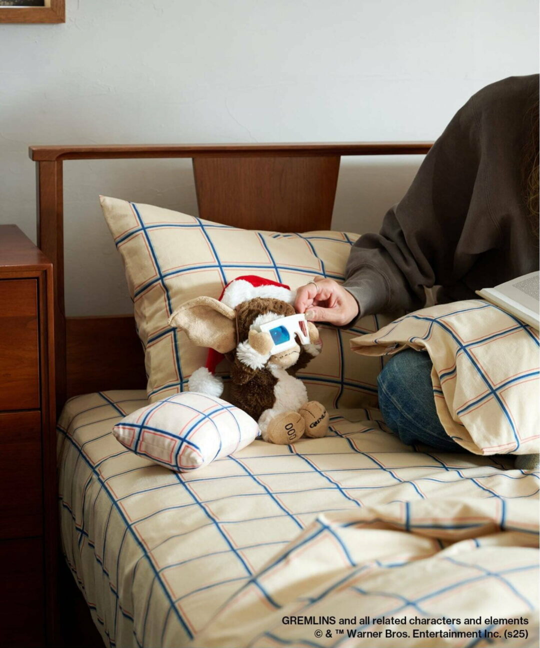 サンタの格好をしたグレムリン ギズモ ヌイグルミ “GREMLINS × NICI × JSF SANTA GIZMO DOLL with Pillow and 3D Glasses”が2025年 11月中旬 発売 (ニキ)