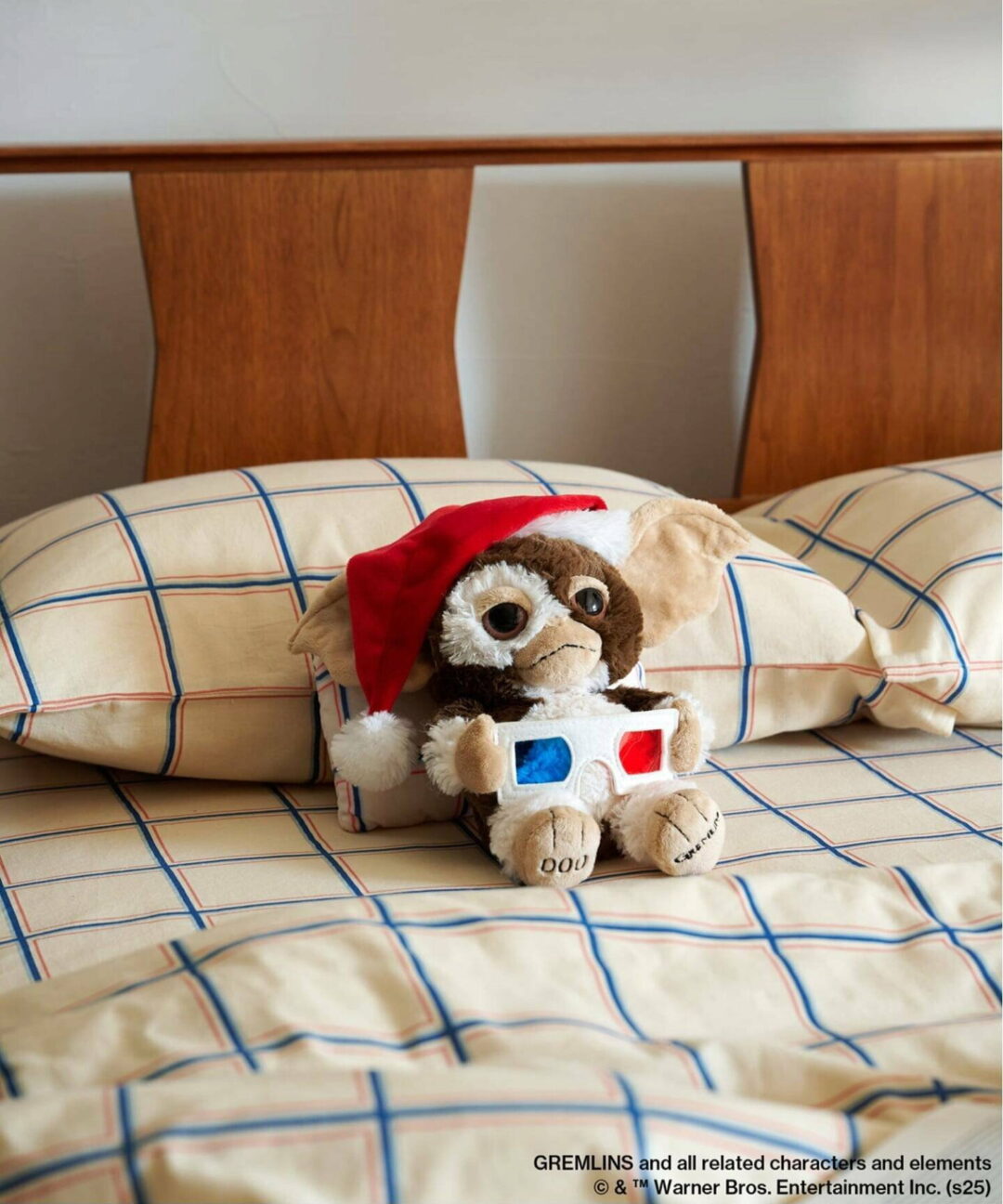 サンタの格好をしたグレムリン ギズモ ヌイグルミ “GREMLINS × NICI × JSF SANTA GIZMO DOLL with Pillow and 3D Glasses”が2025年 11月中旬 発売 (ニキ)