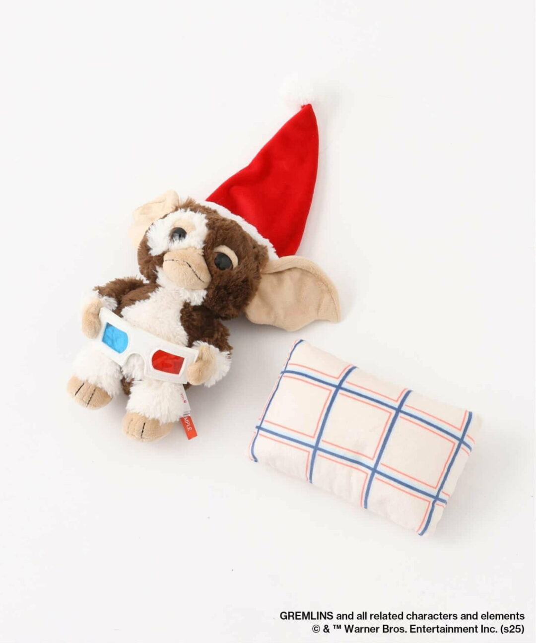 サンタの格好をしたグレムリン ギズモ ヌイグルミ “GREMLINS × NICI × JSF SANTA GIZMO DOLL with Pillow and 3D Glasses”が2025年 11月中旬 発売 (ニキ)