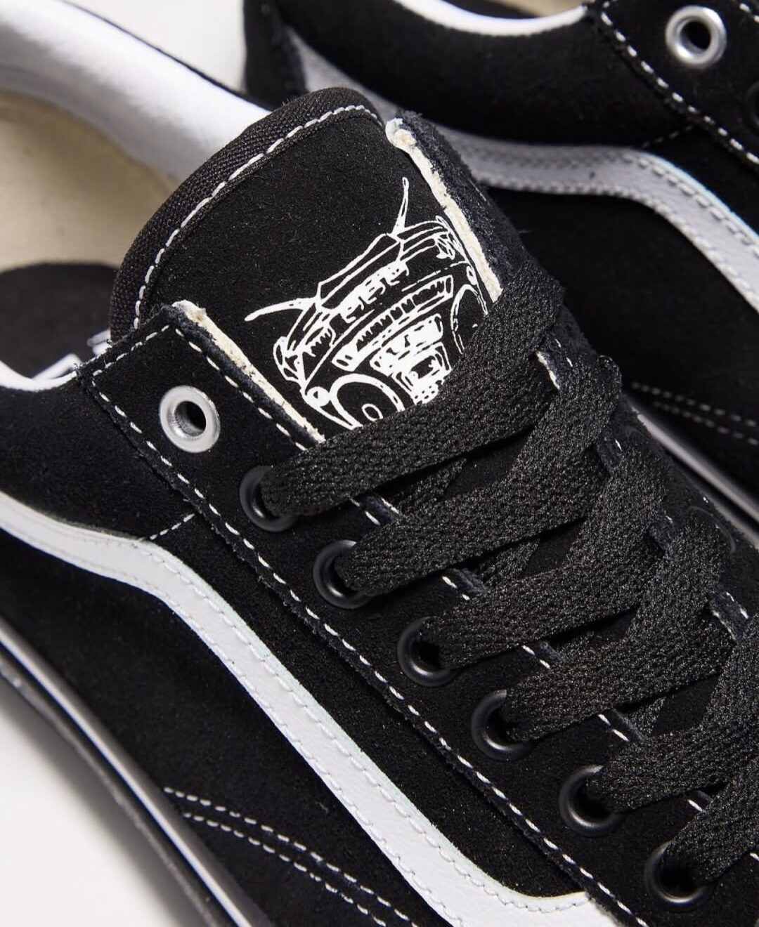 【2025年 10/23 発売】Travis Baker × VANS OLD SKOOL “Dues Paid” (トラヴィス ベイカー バンズ オールドスクール “デューズ ペイド”)