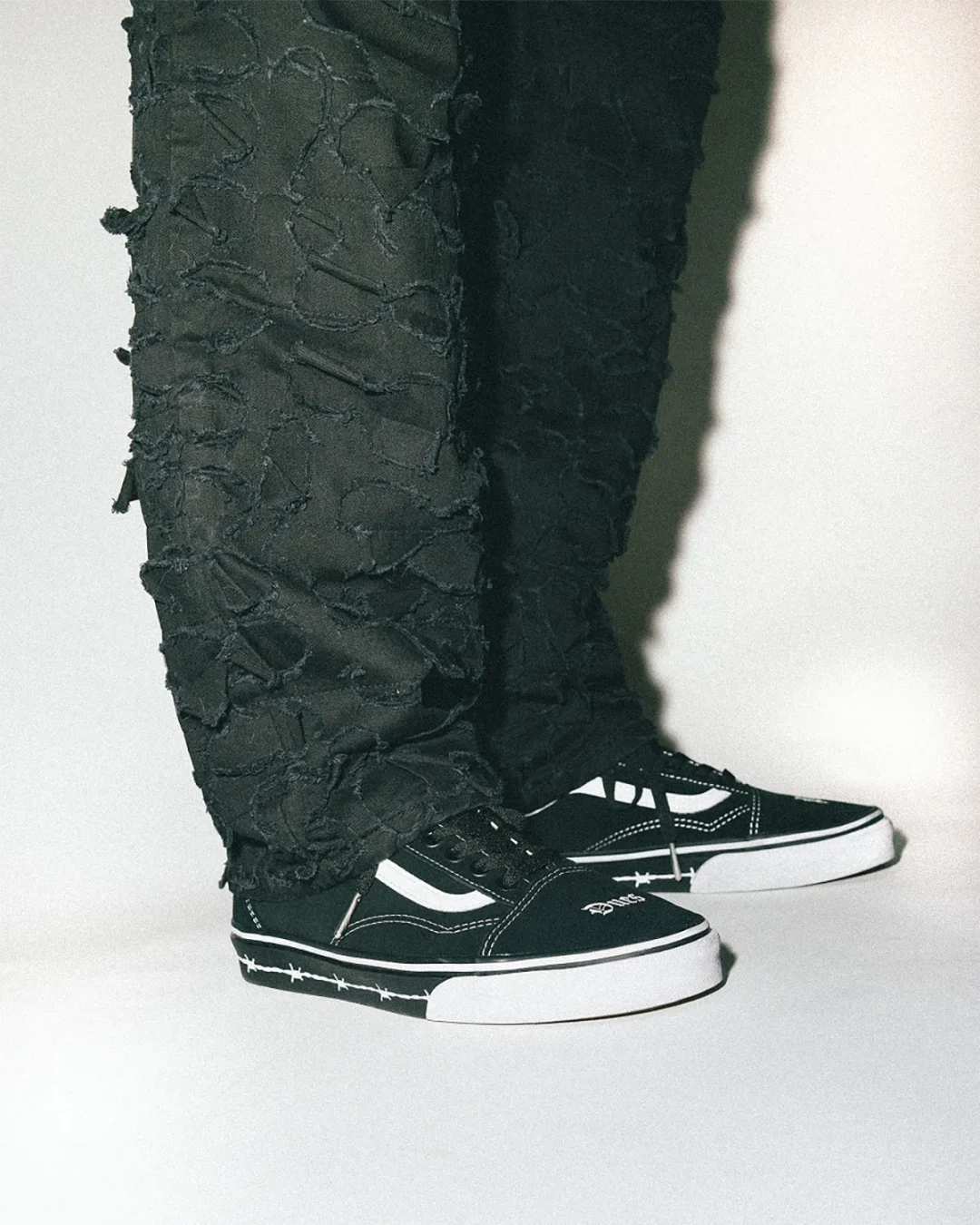 【2025年 10/23 発売】Travis Baker × VANS OLD SKOOL “Dues Paid” (トラヴィス ベイカー バンズ オールドスクール “デューズ ペイド”)
